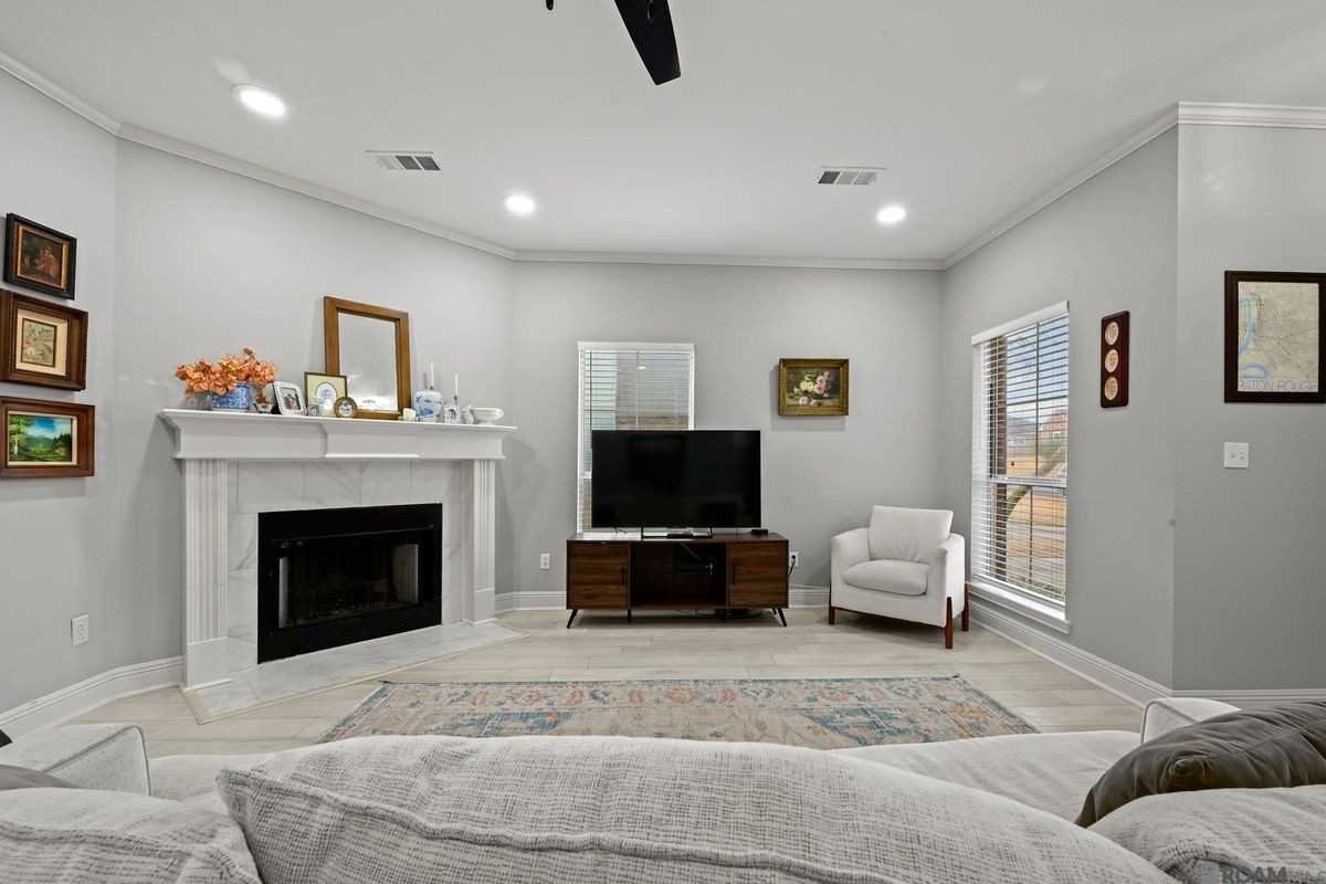 18529 Lake Camellia Ave - Photo 4 of 20