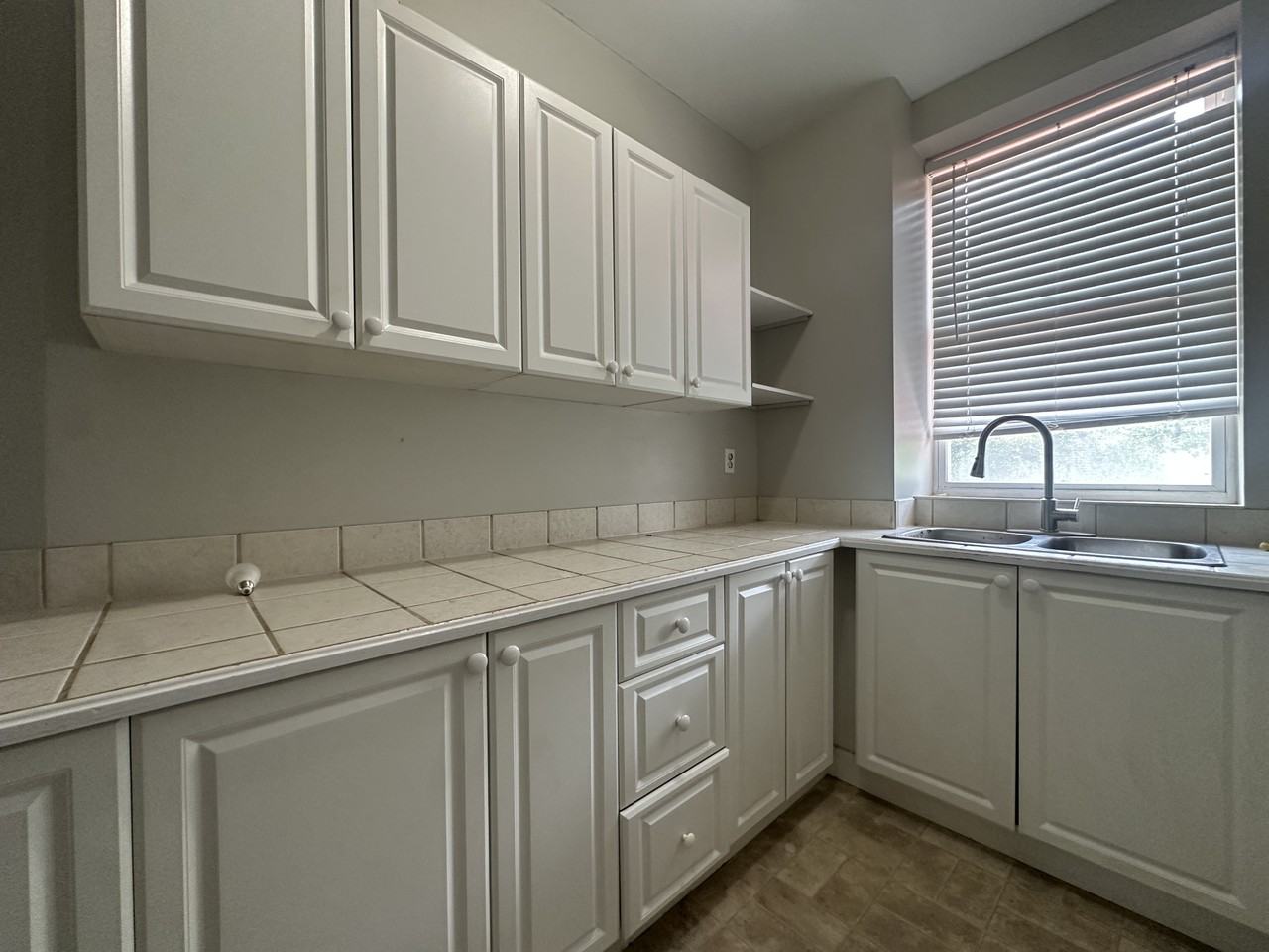 75 Lindsay St N - Photo 2 of 12