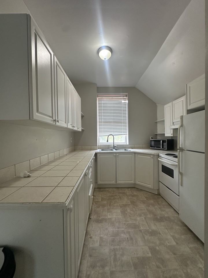 75 Lindsay St N - Photo 3 of 12