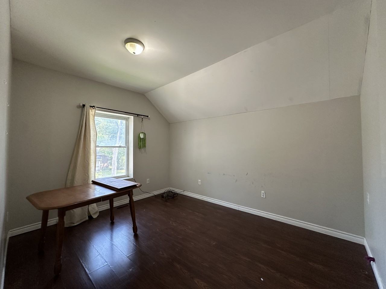 75 Lindsay St N - Photo 4 of 12
