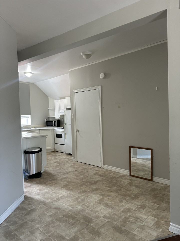 75 Lindsay St N - Photo 5 of 12
