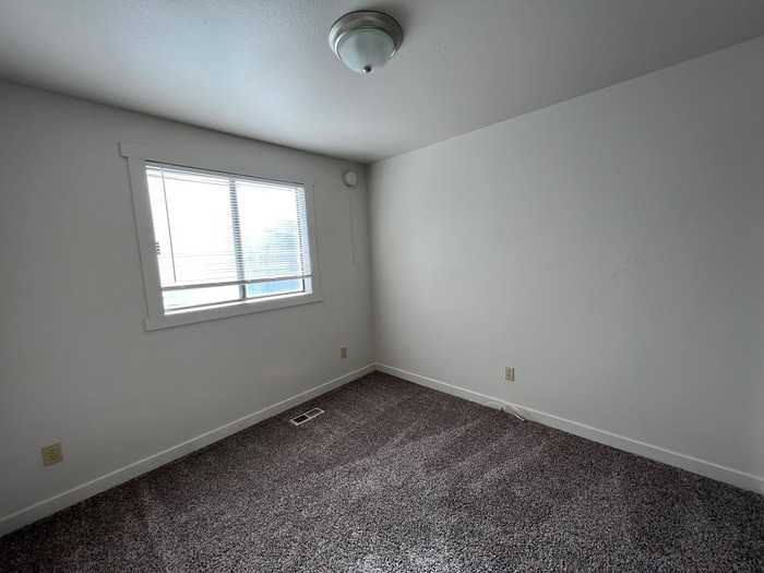 2206 S Locust St - Photo 7 of 10