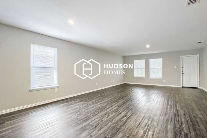 469 Bobbie St - Photo 3 of 14