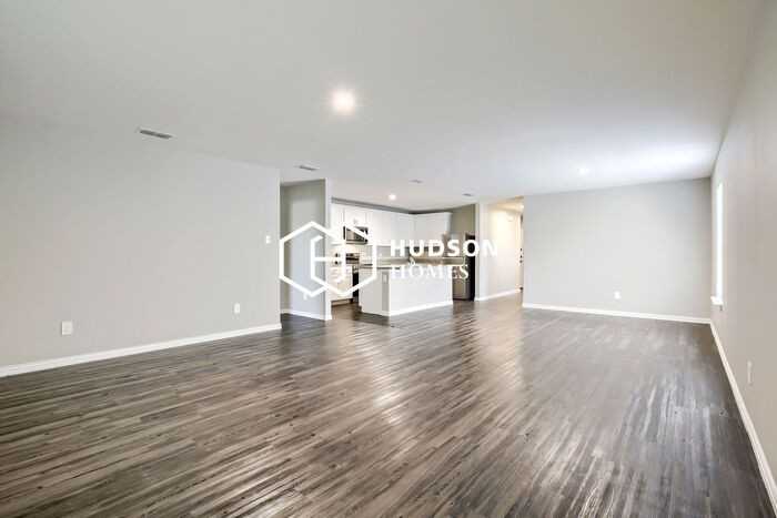 469 Bobbie St - Photo 4 of 14