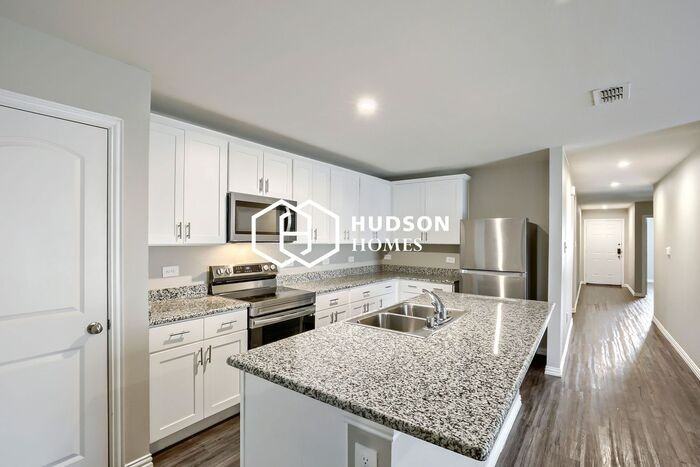 469 Bobbie St - Photo 5 of 14