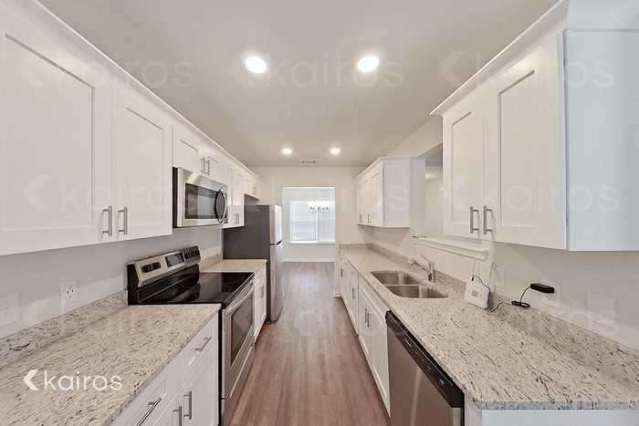 202 Redwood Ct - Photo 2 of 4