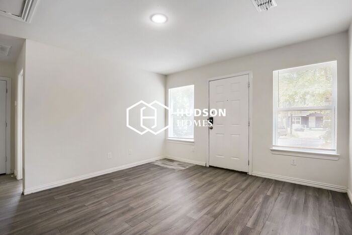 617 W Sabine St - Photo 3 of 14