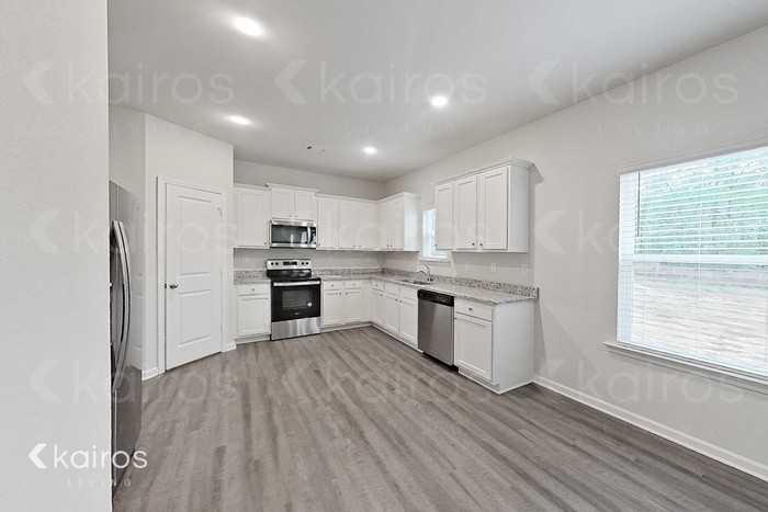 3428 Bridgewood Dr - Photo 7 of 33