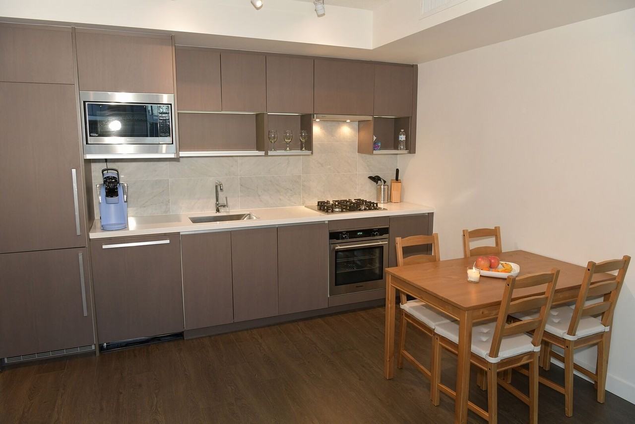 68 Smithe St - Photo 4 of 30