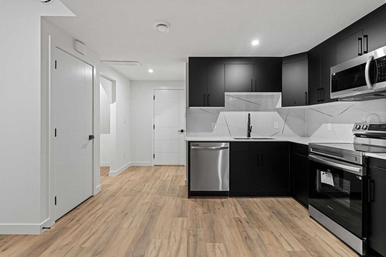 16508 21 Ave Sw - Photo 2 of 12