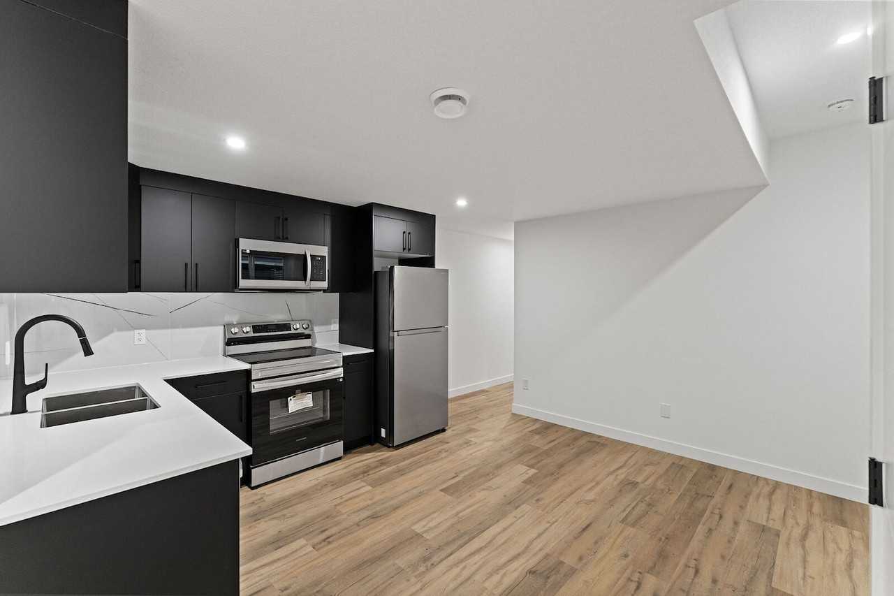 16508 21 Ave Sw - Photo 3 of 12