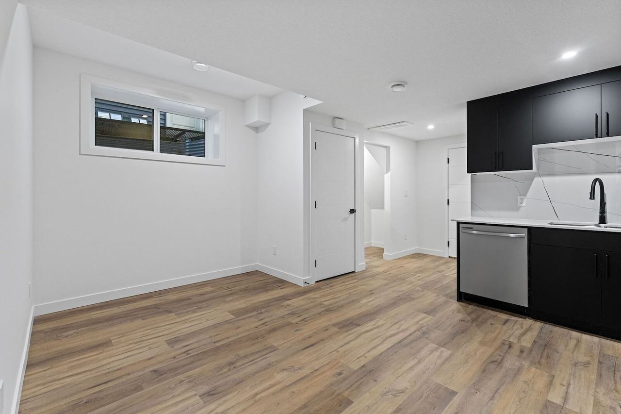 16508 21 Ave Sw - Photo 4 of 12