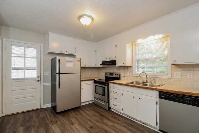 1107 Edenwood Dr - Photo 4 of 10