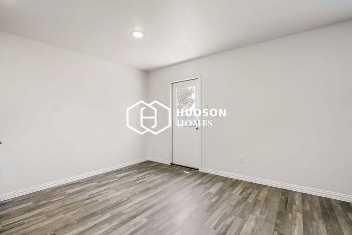 301 Anchor Ln - Photo 3 of 14