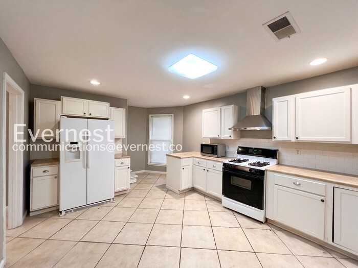 2156 Jackson Ave - Photo 6 of 30
