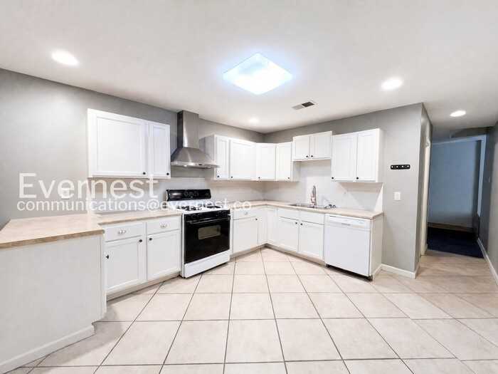 2156 Jackson Ave - Photo 7 of 30
