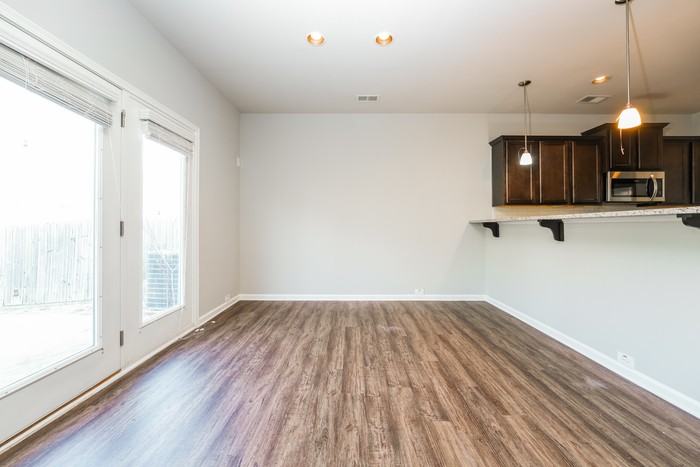 2419 Oakleaf Cir - Photo 4 of 15