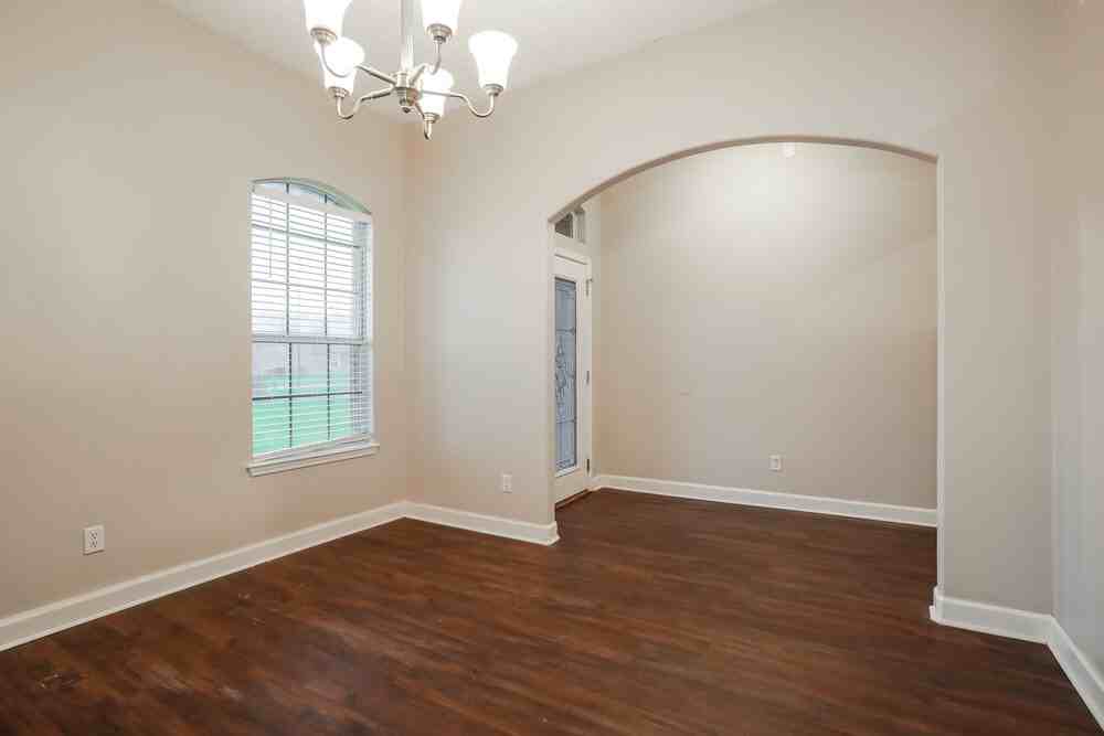 299 Thornbrook Ct - Photo 4 of 16