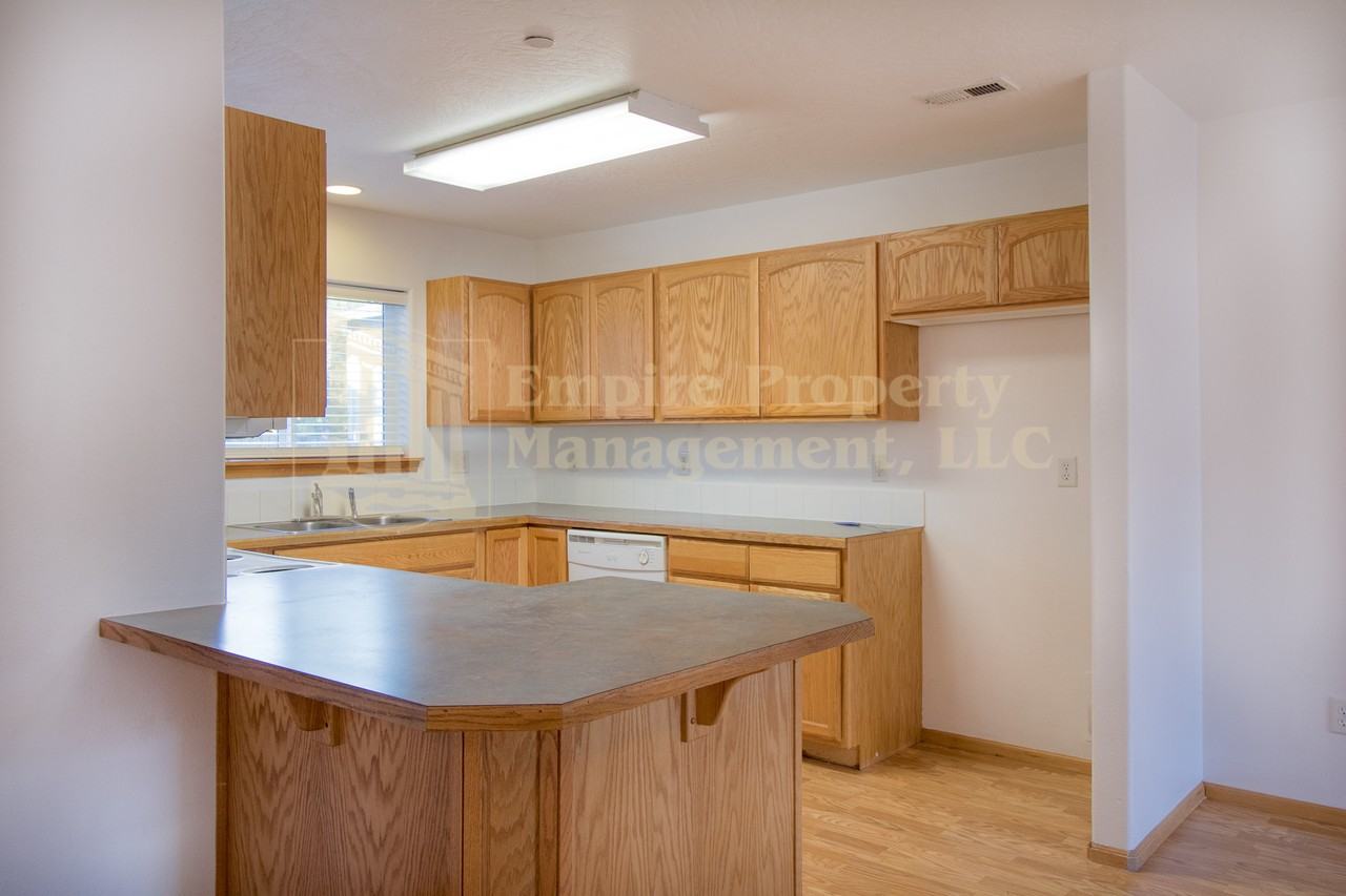 25160 E Broadway - 4D #4DK13 - Photo 3 of 17