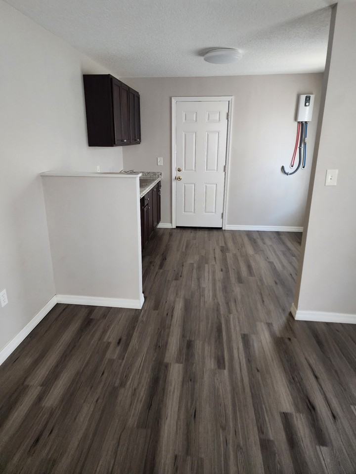 638 W Jackson St #1 - Photo 3 of 28