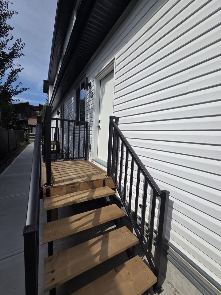 11819 83 St Nw - Photo 3 of 18