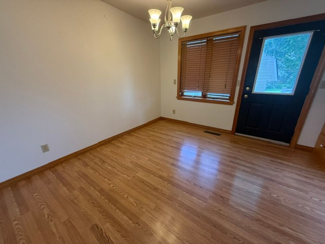 3202 Chatham Dr - Photo 4 of 24