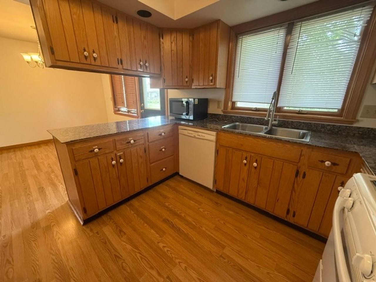 3202 Chatham Dr - Photo 5 of 24
