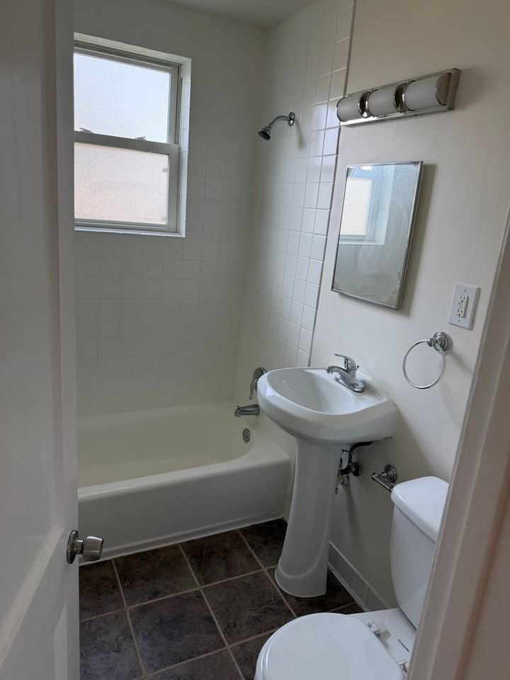 4111 Nicholson St - Photo 4 of 6