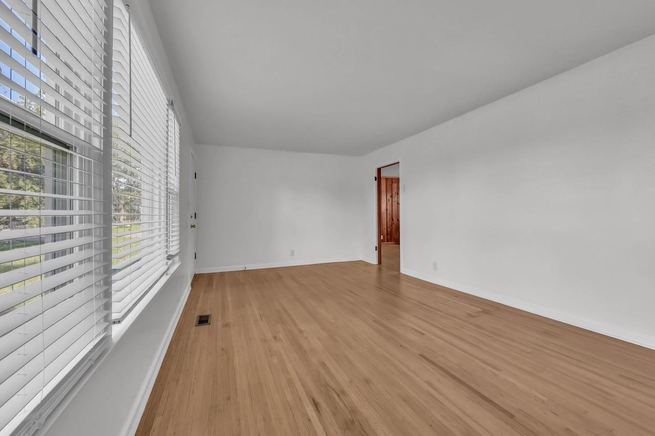 231 Alfred Dr - Photo 4 of 20