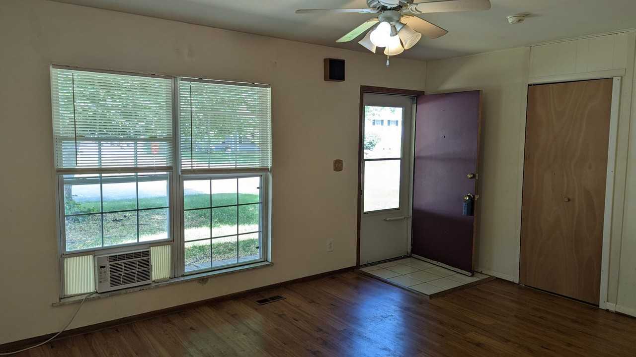 810 Maplepark Dr - Photo 2 of 11