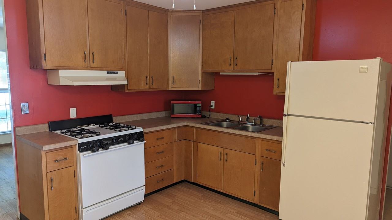 810 Maplepark Dr - Photo 3 of 11