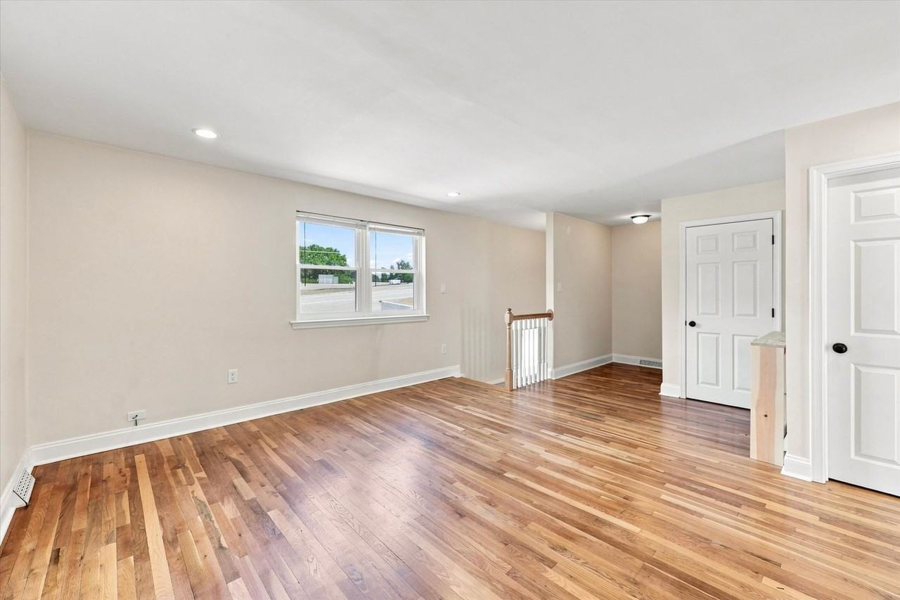 438 W Chestnut St - Photo 2 of 25