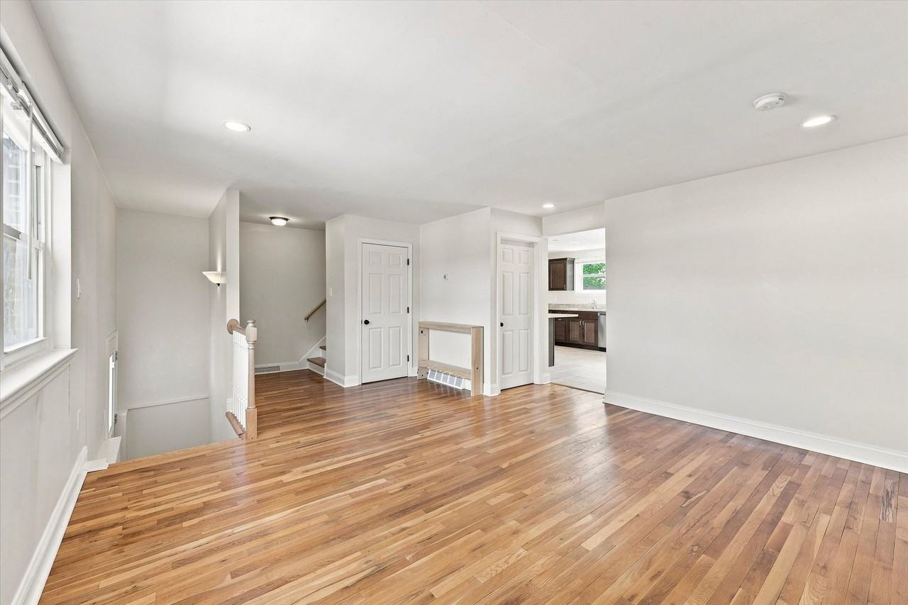 438 W Chestnut St - Photo 4 of 25