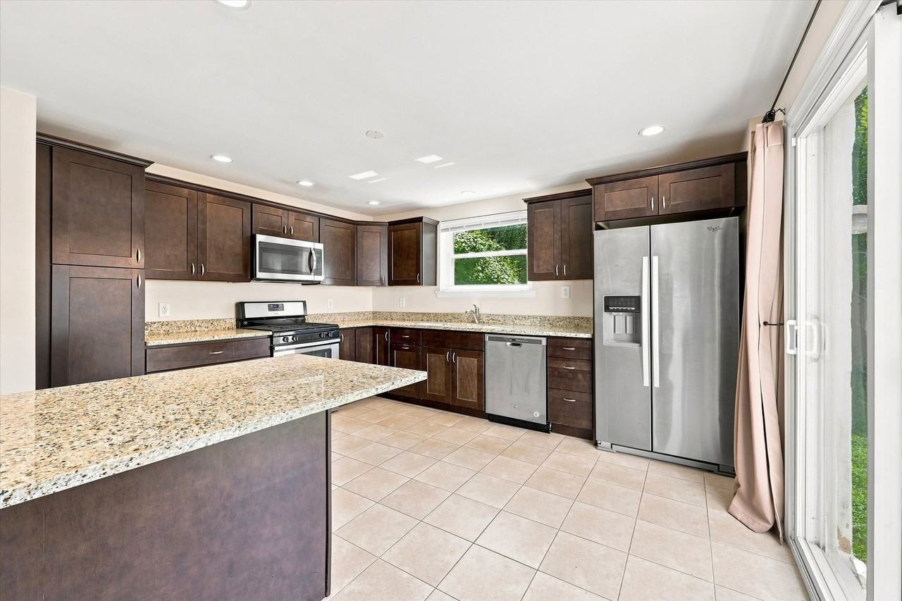 438 W Chestnut St - Photo 7 of 25