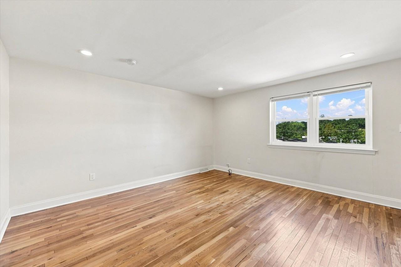 438 W Chestnut St - Photo 3 of 25