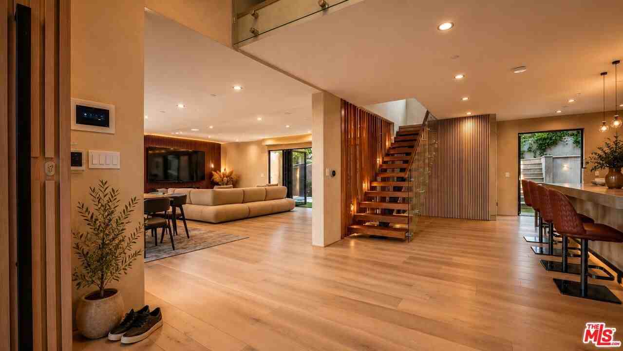 8721 Sunset Plaza Ter #1 - Photo 5 of 24