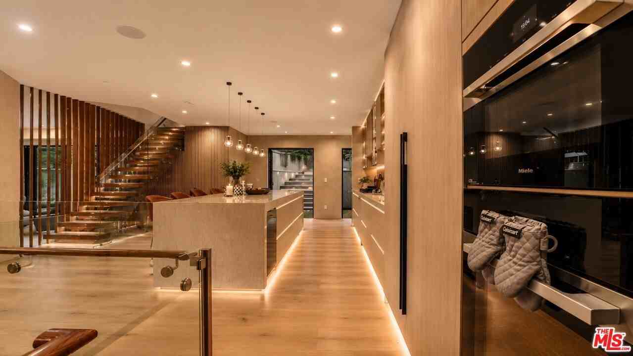8721 Sunset Plaza Ter #1 - Photo 6 of 24
