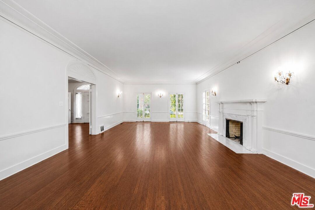 809 N Bedford Dr #1 - Photo 5 of 34