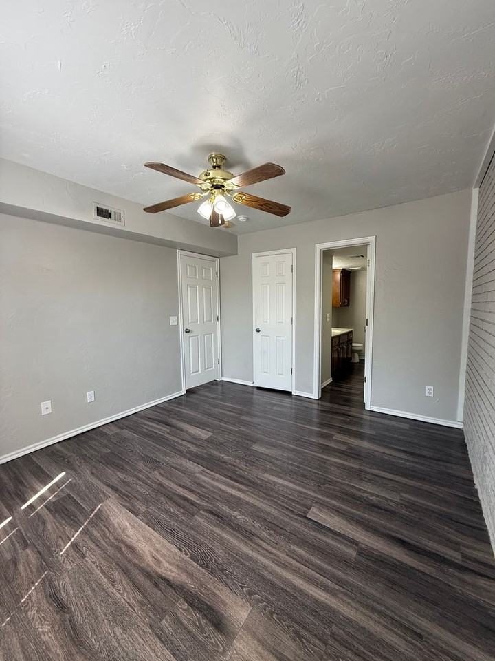 2021 Nw 25th St - Photo 6 of 13