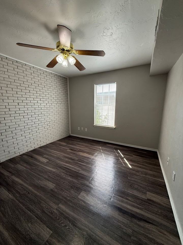 2021 Nw 25th St - Photo 5 of 13