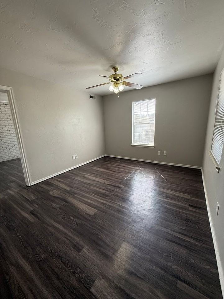 2021 Nw 25th St - Photo 4 of 13