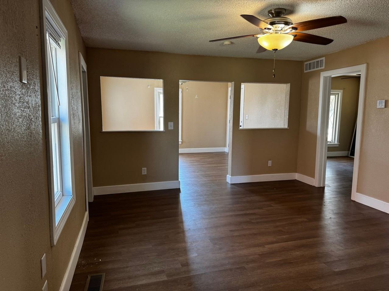 209 S Grice St - Photo 3 of 8