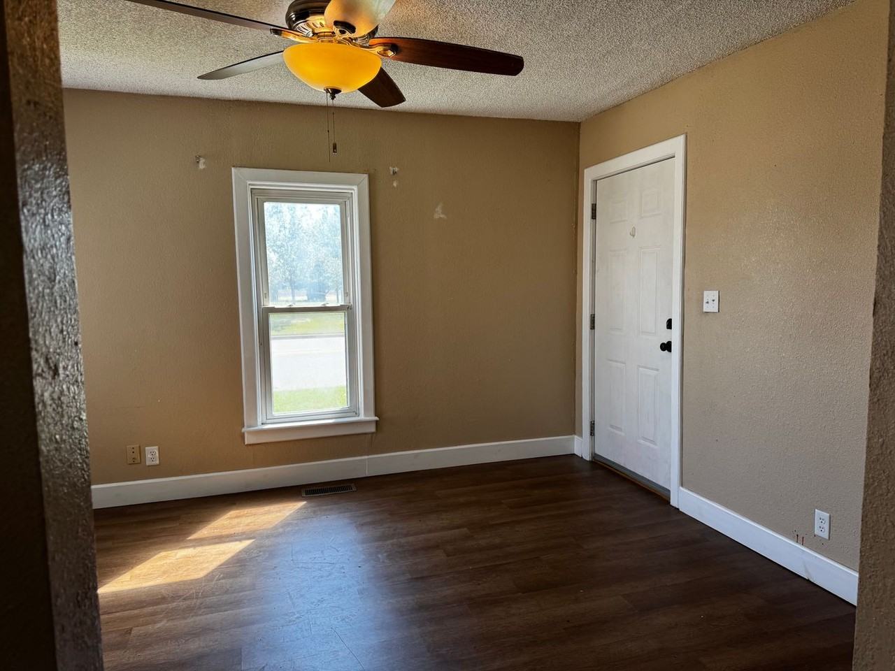 209 S Grice St - Photo 5 of 8