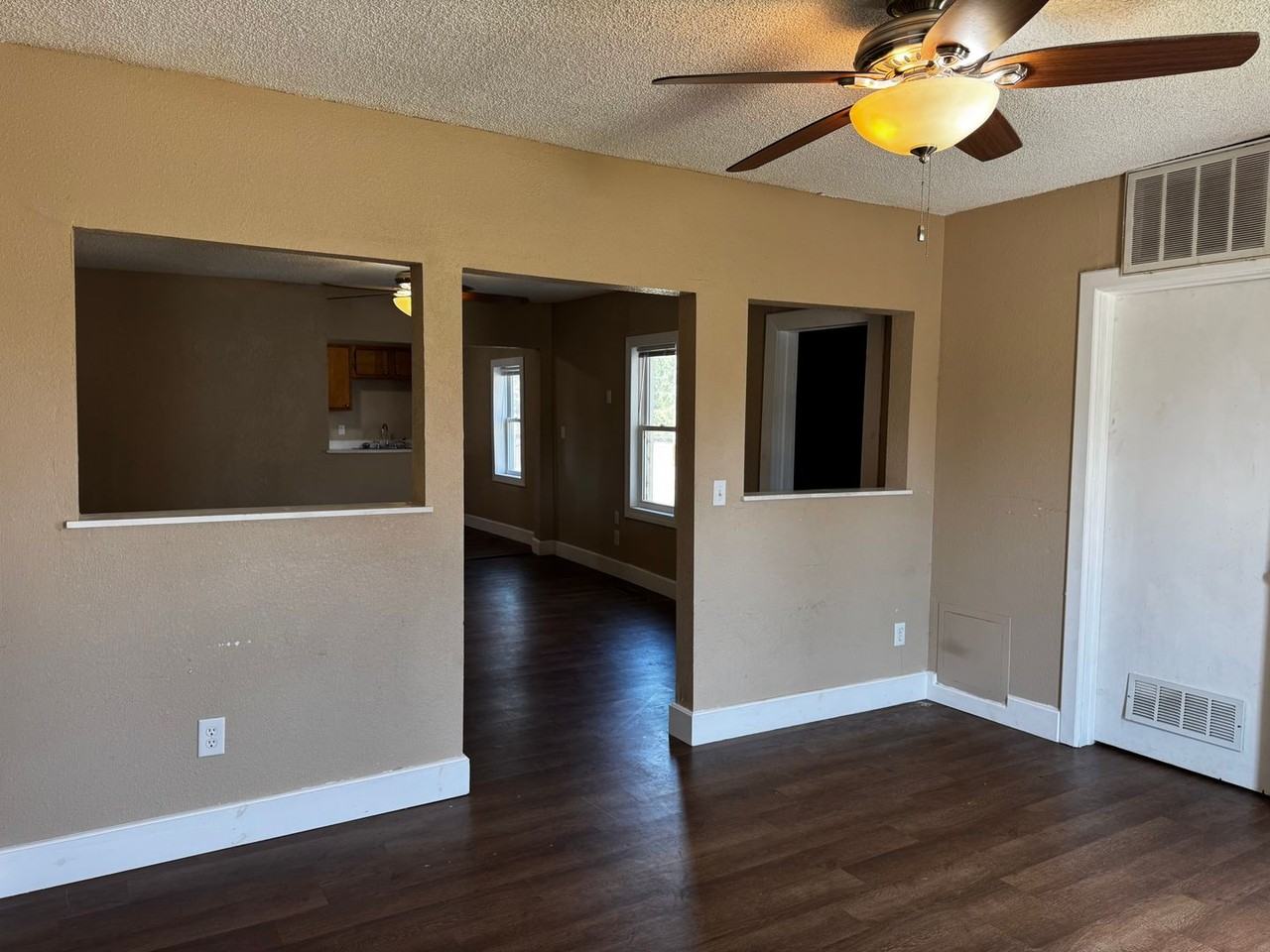 209 S Grice St - Photo 6 of 8