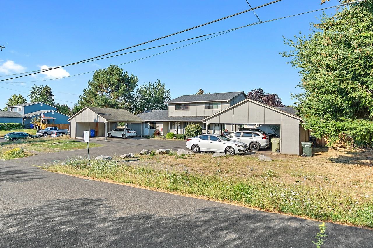 325 N 29th Ave #B - Photo 3 of 30