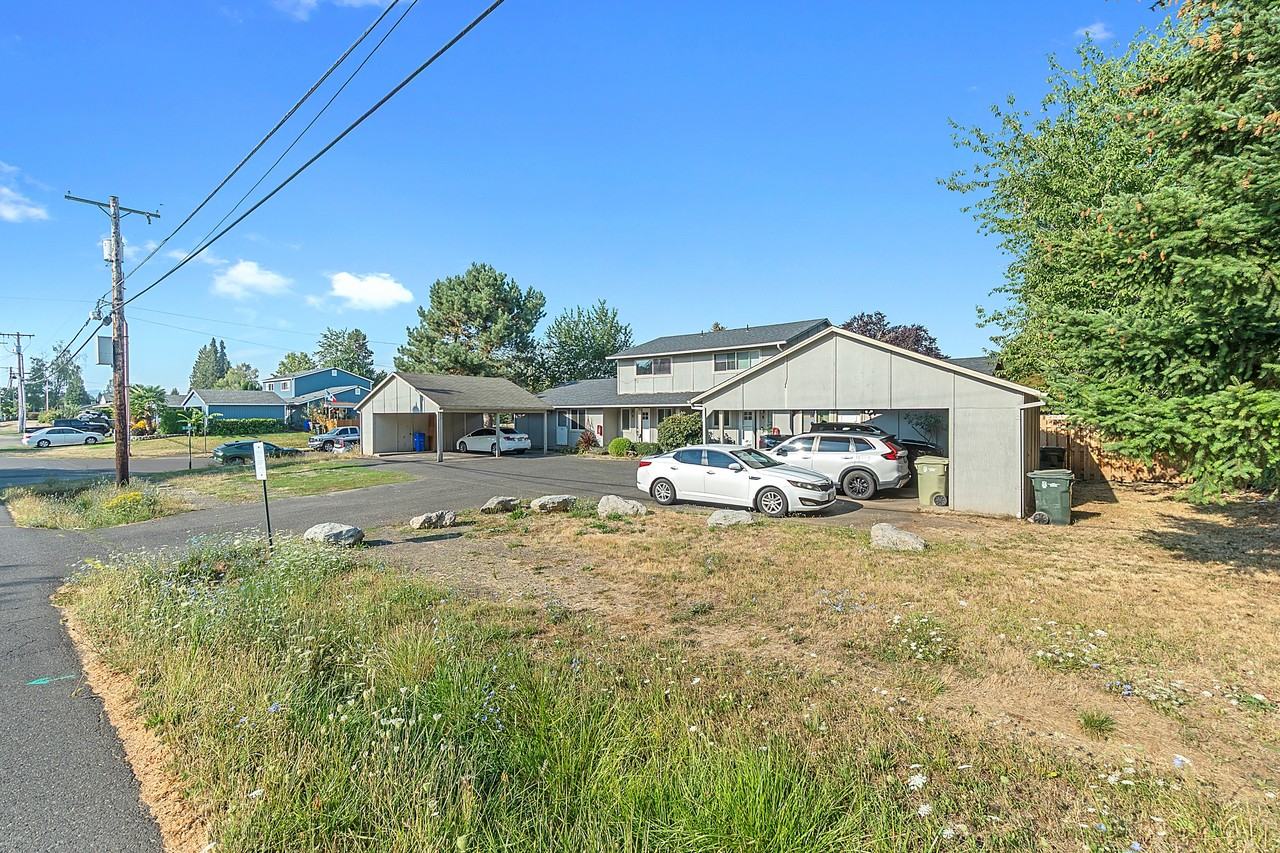 325 N 29th Ave #B - Photo 4 of 30