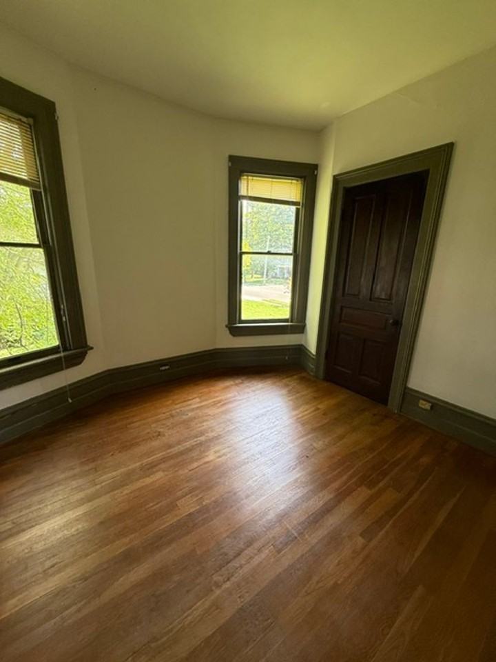 1533 N Ocoee St - Photo 6 of 11