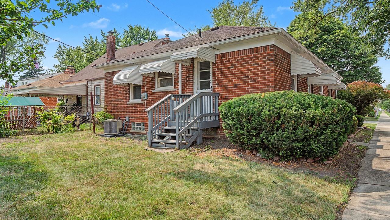 2957 Fort Park Blvd #1 - Photo 6 of 28