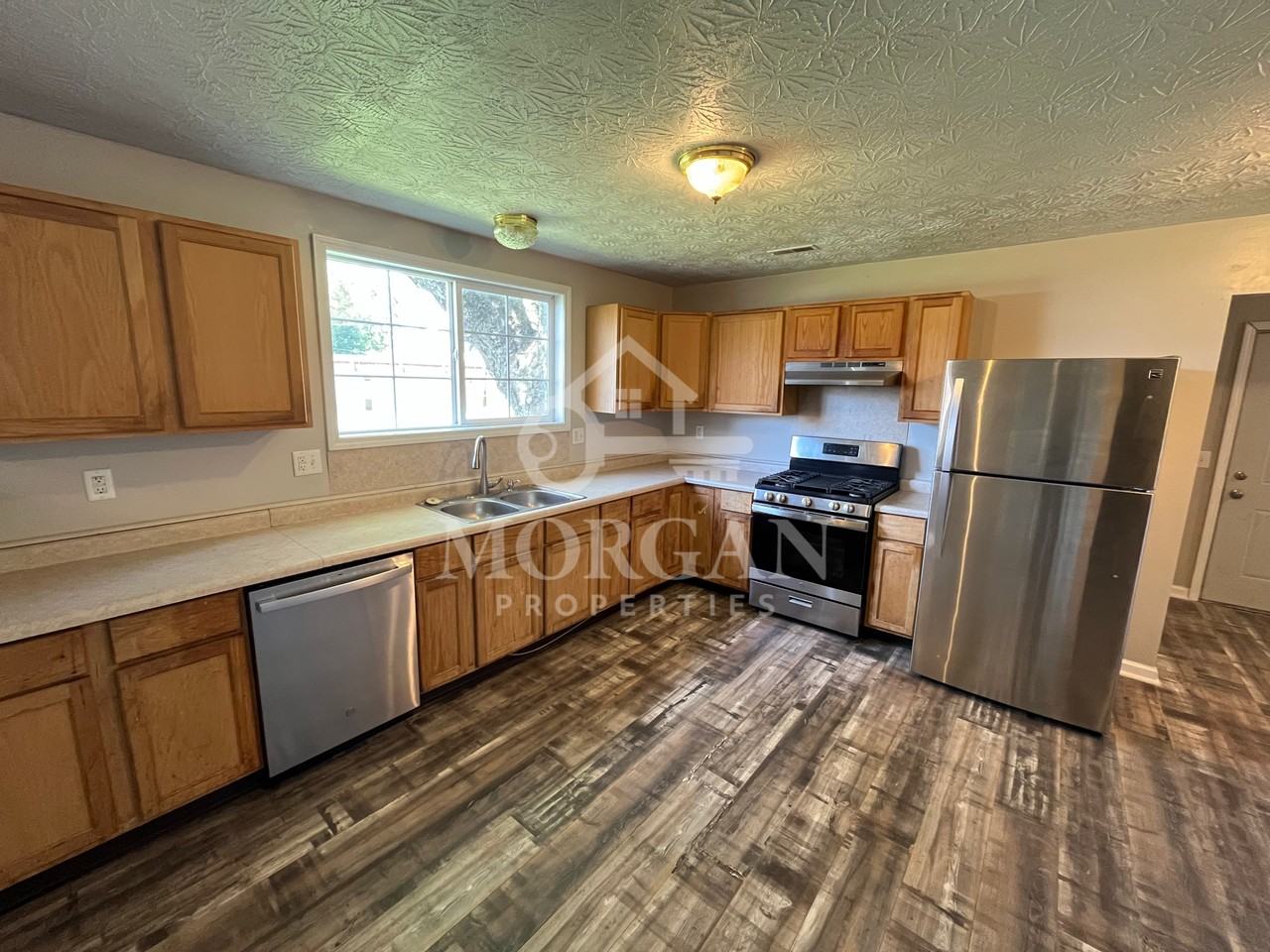 1112 E 8th St #1 - Photo 4 of 10