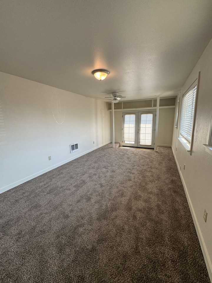 1018 Holbrook Ct - Photo 4 of 29